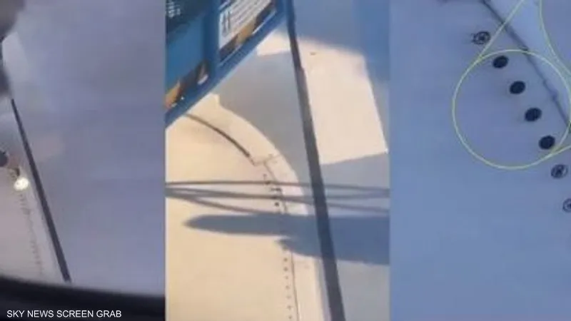مسافر ينقذ طائرة قبل إقلاعها.. لاحظ الجزء المفقود