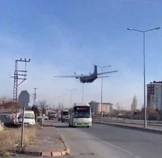 خلل فني يجبر طائرة عسكرية عملاقة على الهبوط في تركيا