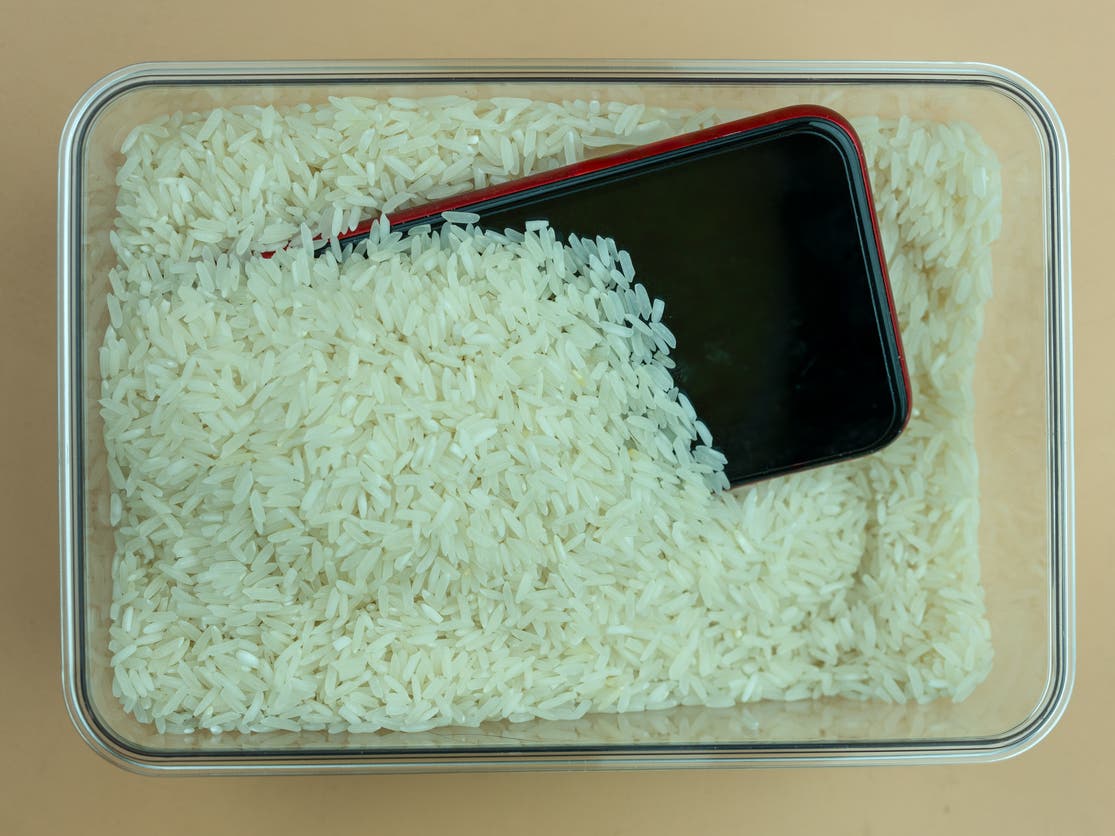 أبل تحذر من حيلة شائعة.. إياك ووضع هاتف مبلل في الأرز!