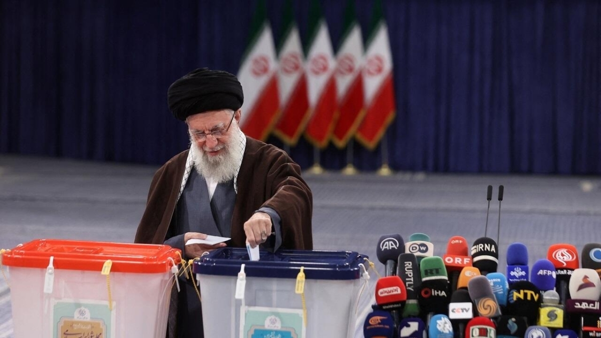الإيرانيون يدلون بأصواتهم في انتخابات مجلس الشورى