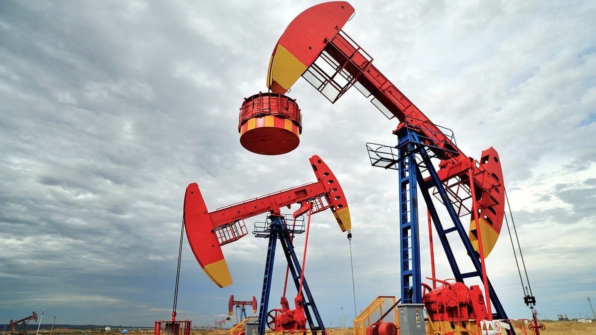 النفط يحقق مكاسب أسبوعية والخام الأميركي يقفز 4.5