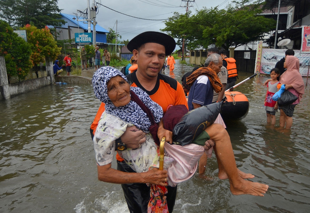 إندونيسيا: ارتفاع حصيلة ضحايا فيضانات جزيرة سومطرة إلى 26 قتيلا