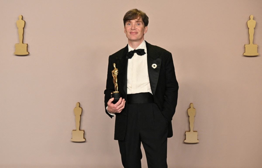 أوبنهايمر يفوز بجائزة الأوسكار لأفضل فيلم