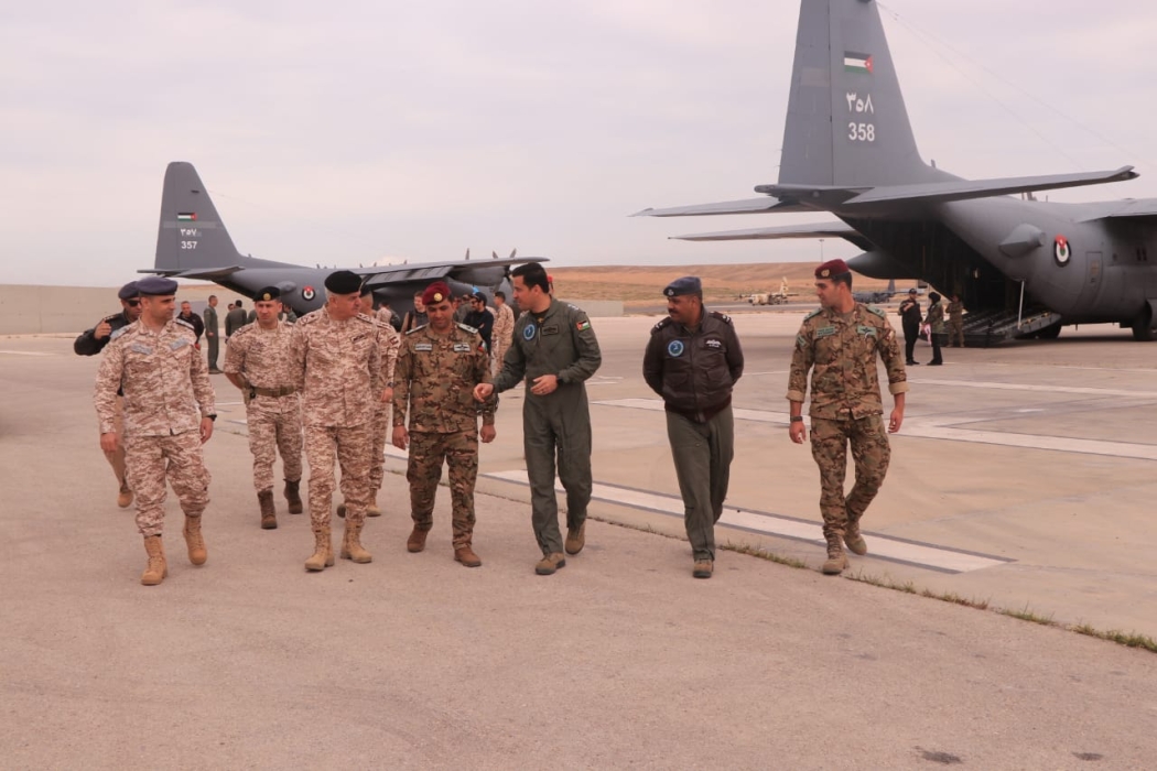 رئيس هيئة الأركان يشرف على تجهيز طائرات المساعدات الأردنية المتوجهة إلى غزة