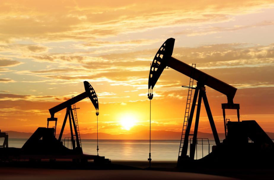 استقرار النفط بعد انخفاض مفاجئ في مخزونات الخام الأميركية