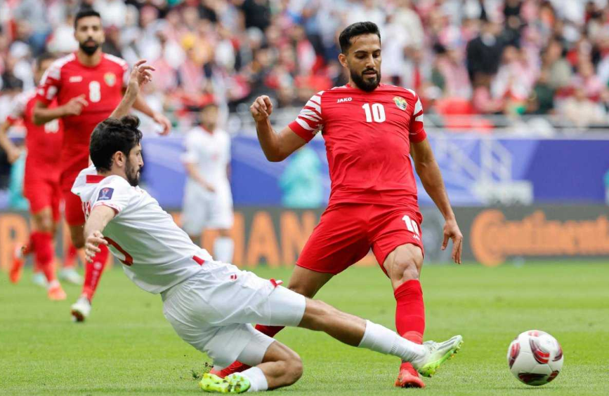 نجم كرة القدم موسى التعمري يطالب بتحسين أرضية استاد عمان الدولي