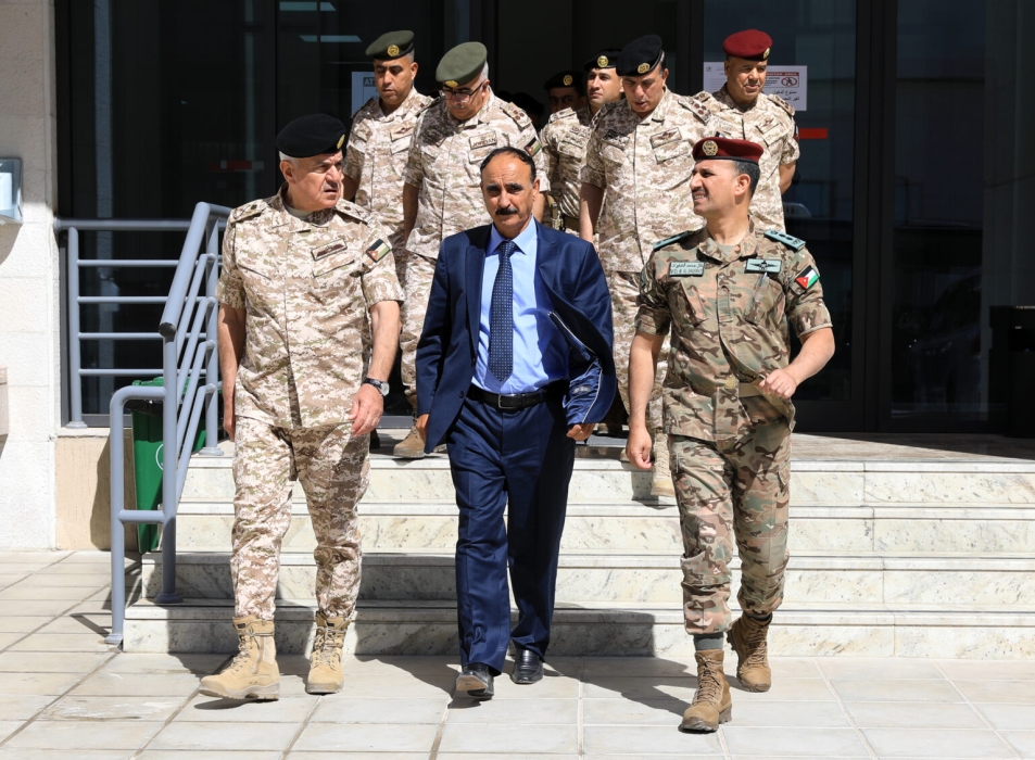 رئيس هيئة الأركان المشتركة يزور مركز الملك عبدالله الثاني لتدريب العمليات الخاصة