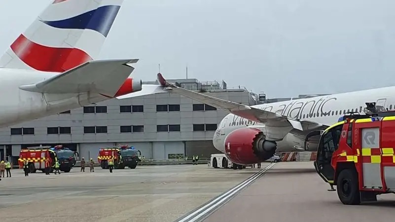 اصطدام طائرتين على أرض مطار هيثرو في لندن