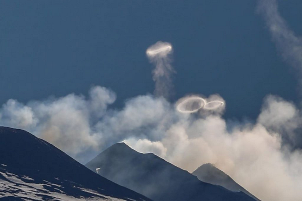 بالصور.. ظهور دوائر من الدخان في سماء إيطاليا
