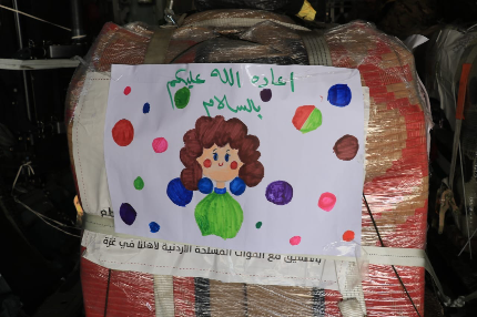 أطفال أردنيون يرسمون ويكتبون معايدات لأطفال غزة