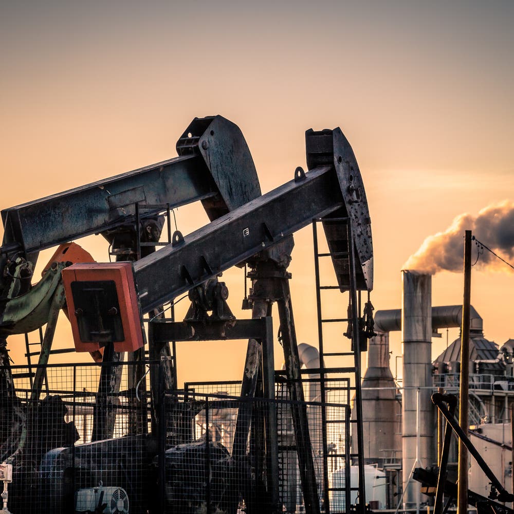 النفط يسجل مكاسب أسبوعية وسط مخاوف بشأن الإمدادات في الشرق الأوسط