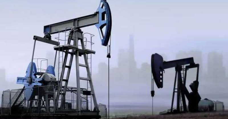 النفط يتراجع لليوم الثالث في ظل زيادة بالمخزونات الأميركية