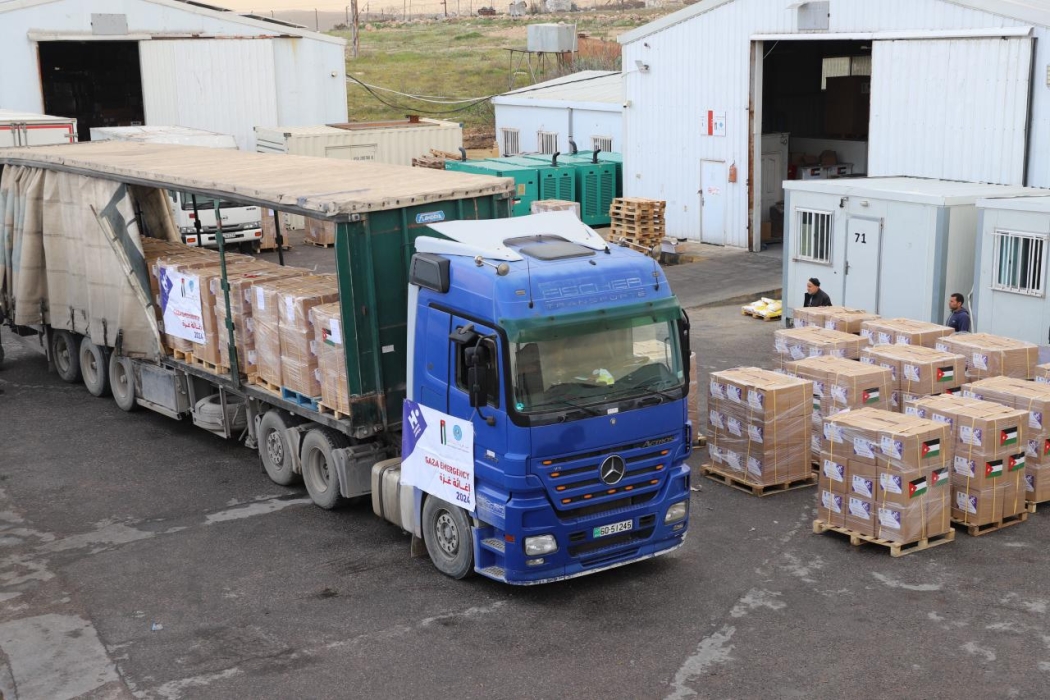 الأردن يسير 35 شاحنة من المواد الغذائية لأهالي غزة