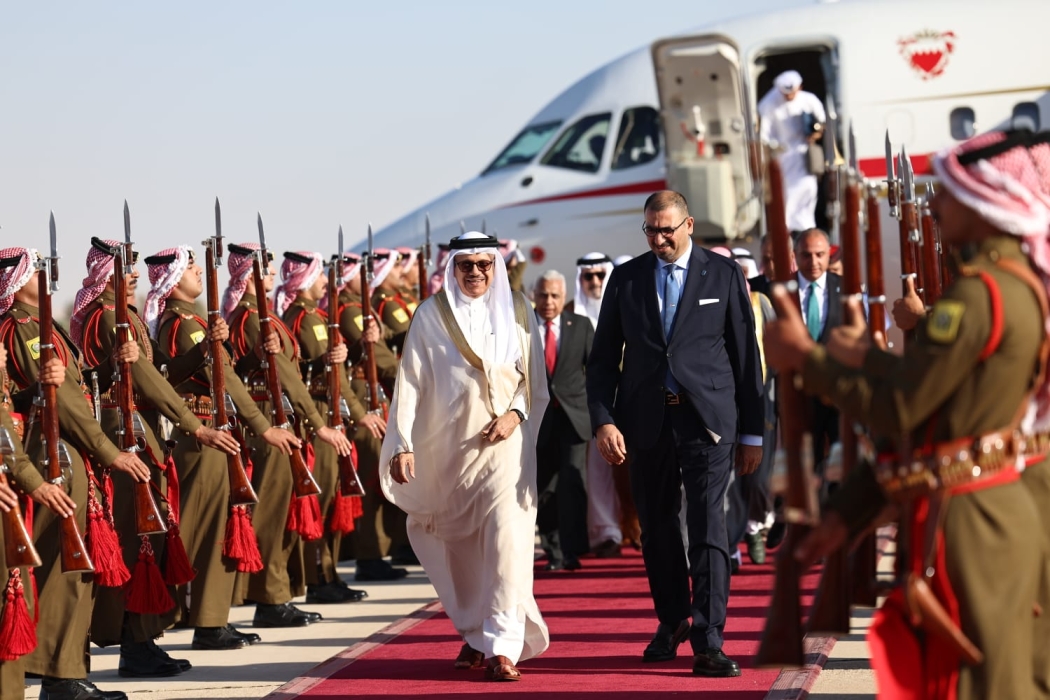 وزير الخارجية البحريني يصل إلى عمان