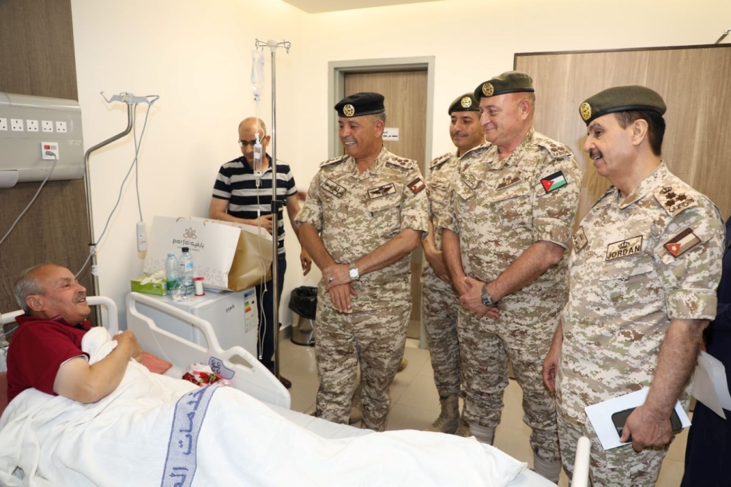كبار ضباط القوات المسلحة يعودون المرضى في المستشفيات العسكرية