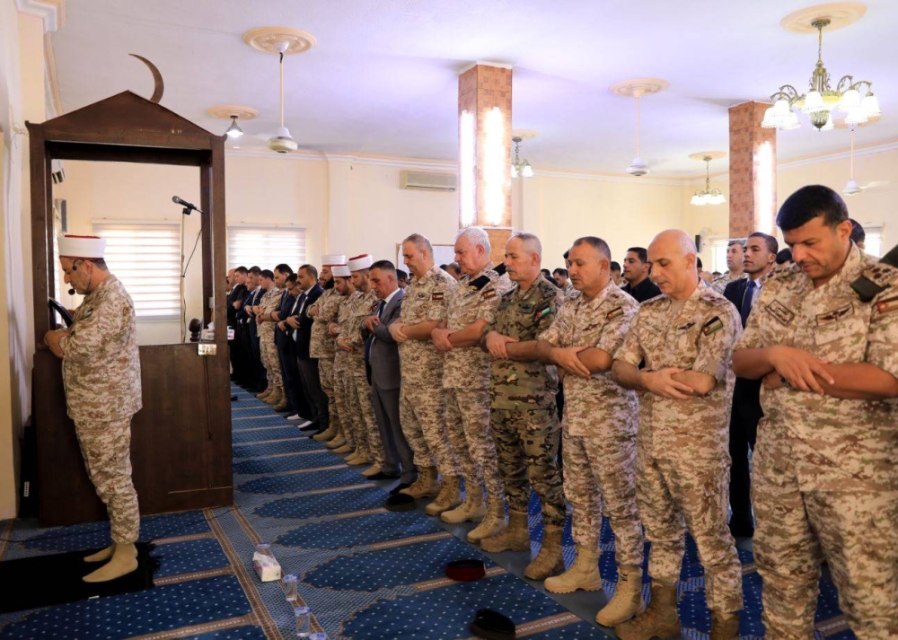 الحنيطي يشارك مرتبات القوات المسلحة أداء صلاة عيد الأضحى المبارك