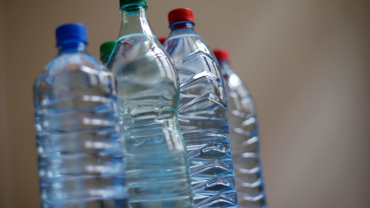 علماء يكشفون عن خطر جديد للشرب من عبوات المياه البلاستيكية