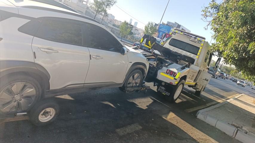 ضبط مركبة دون لوحة ارقام تجاوزت الإشارة الحمراء في عمان