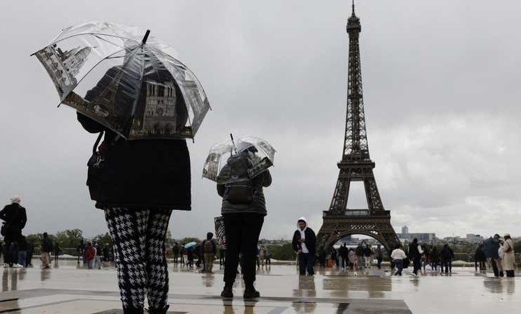 فرنسا.. رئيس بلدية يصدر أمرا بوقف المطر في الصيف