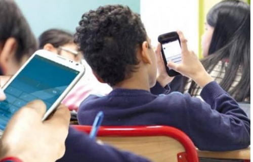 خطة لحظر الهواتف في مدارس إيطاليا لتحفيز الكتابة باليد
