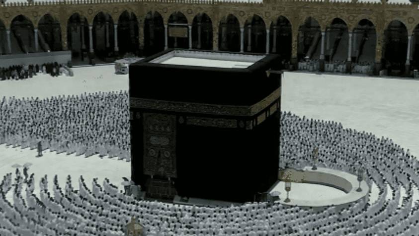 يرصد لحظة تعامد الشمس على الكعبة المشرفة خلال الصلاة