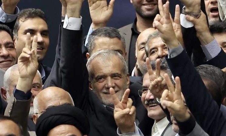 كيف وضع اغتيال هنية الرئيس الإيراني أمام الاختبار الصعب؟