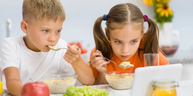 دراسة تربط الوزن الزائد لدى الأطفال بالهاتف والتلفزيون..كيف؟