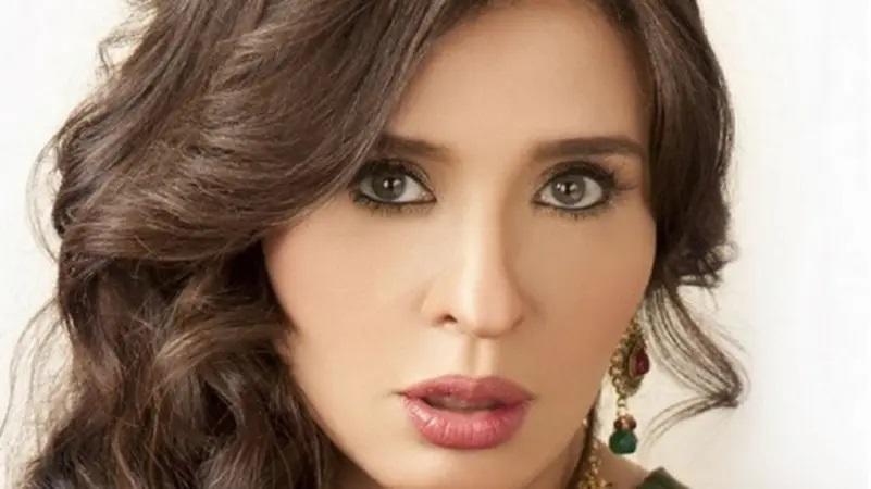 فنانة مصرية: موافقة ابني يجرب المساكنة