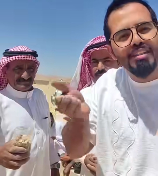 رائحة المسك تفوح من قبر الشهيد ماهر الحويطات.. فيديو