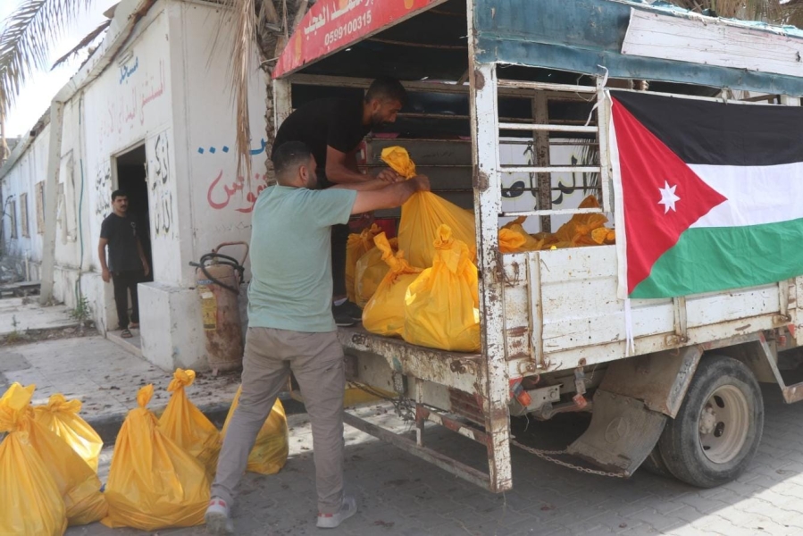 المستشفى الميداني الأردني شمال غزة79 يوزع مساعدات غذائية على أهالي القطاع.