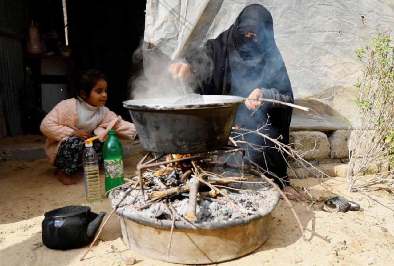 في شمال غزة .. مع غياب الغاز رحلة معاناة لإعداد الطعام على النار