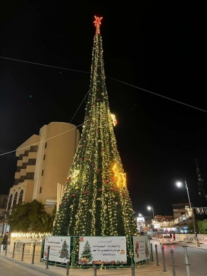 إضاءة شجرة عيد الميلاد وسط مادبا