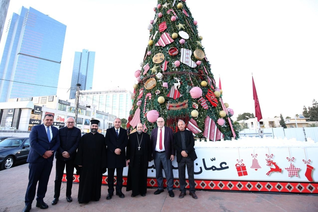 أمانة عمان تضيء شجرة الميلاد في الدوار السادس