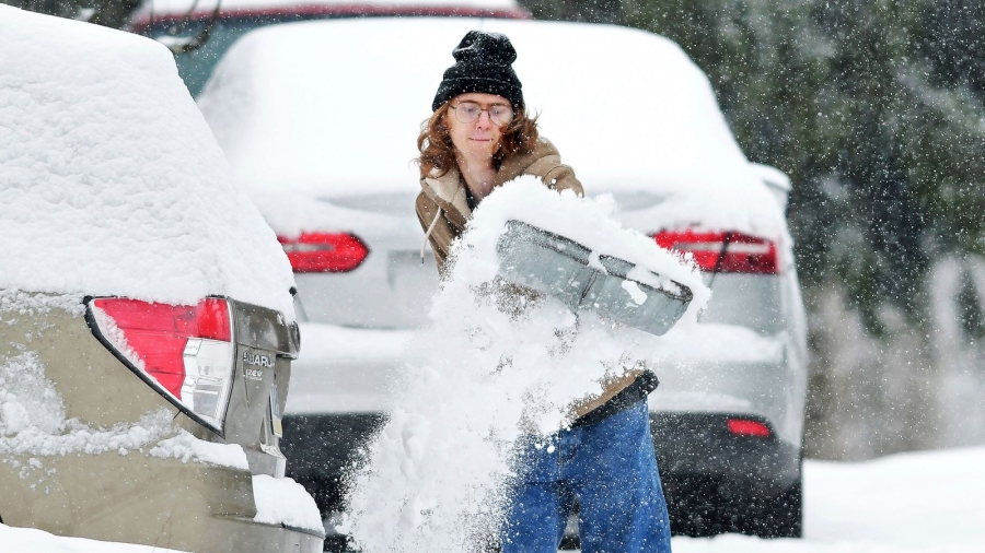 A major winter storm has hit America#44; bringing heavy snow and large amounts of ice and is expected to last for several days