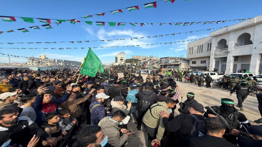 تسليم المجندات الإسرائيليات المحتجزات الأربع في ميدان فلسطين بمدينة غزة