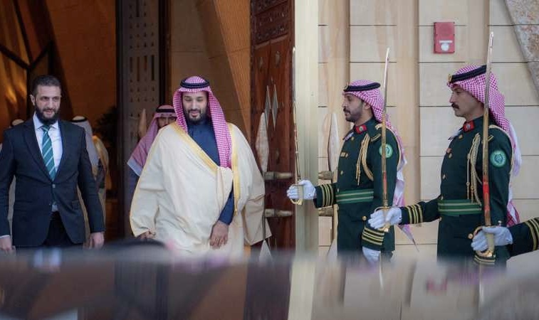 محمد بن سلمان وأحمد الشرع يبحثان سبل دعم استقرار سوريا