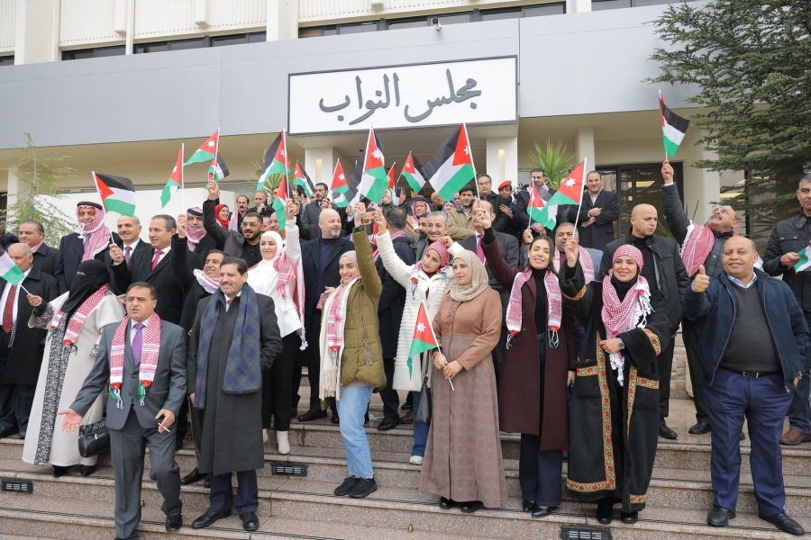 رئيس واعضاء مجلس النواب في طليعة مستقبلي جلالة الملك وولي العهد