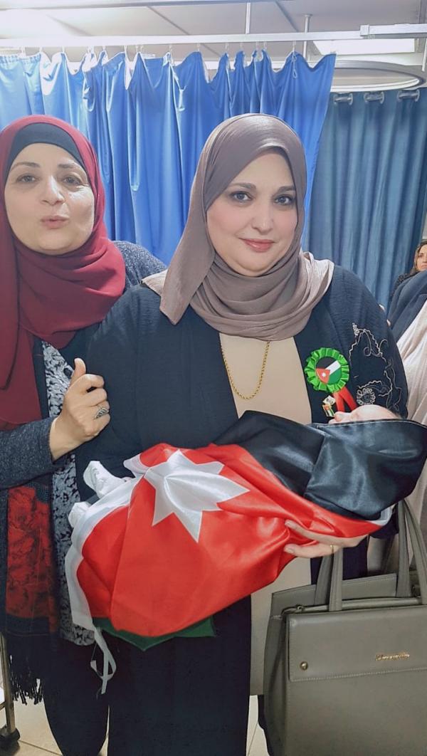 مديرية صحة إربد تُوشح مواليد اليوم بالعلم الأردني