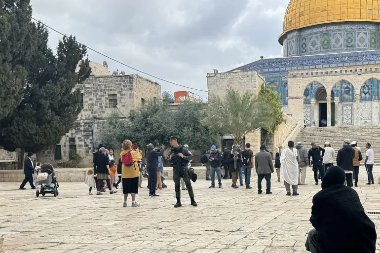 مستوطنون يقتحمون الأقصى والاحتلال يهدم منازل ويعتقل فلسطينيين بالضفة