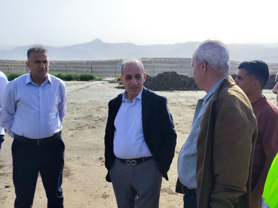 وزير الإدارة المحلية يتفقد مشاريع في الأغوار