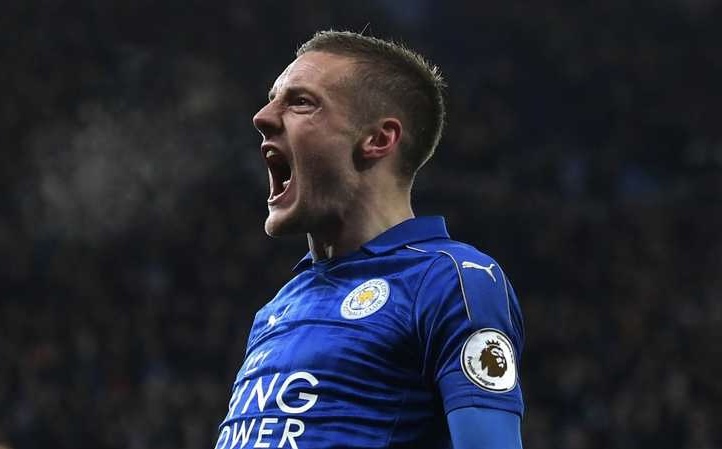 إصابة حكم مباراة ليستر سيتي وساوثهامبتون تثير الجدل في الدوري الإنجليزي
