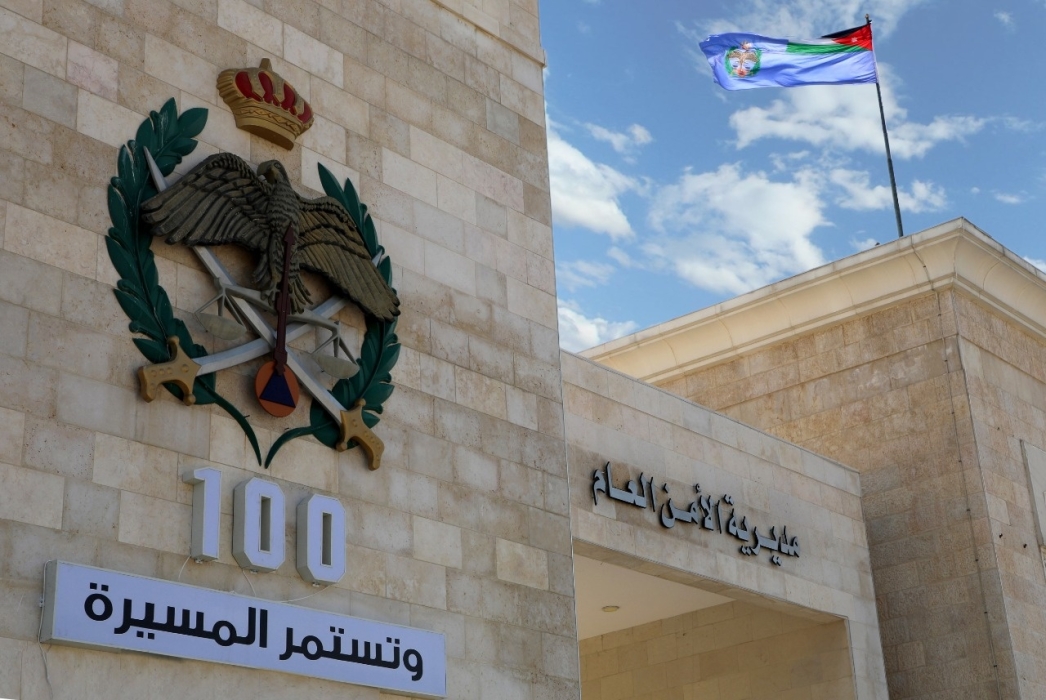 رجل في عمّان يهدد بإشعال النار في جسده احتجاجًا على إزالة بسطته