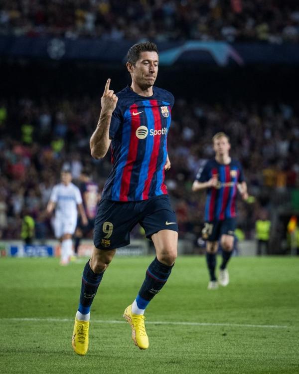 برشلونة يستعيد ليفاندوفسكي قبل معركة إنتر ميلان في دوري الأبطال