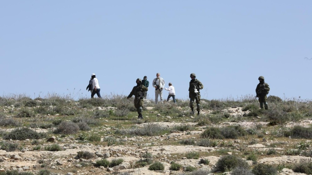 مستوطنون يحرقون أراضي زراعية في سهل برقة شمال غرب نابلس