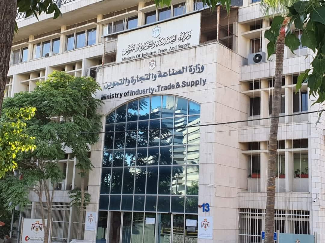 تشكيل لجنة تنفيذية تعنى بدراسة أوضاع القطاعات التجارية والخدمية