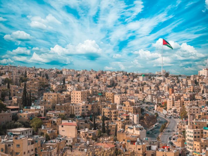 طقس لطيف في الأردن مع زخات مطر خفيفة وارتفاع درجات الحرارة قريبًا
