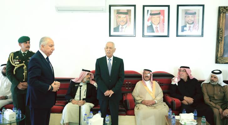 العيسوي  : ينقل تعازي الملك وولي العهد لعشيرة الحنيطي بوفاة الحاج عبد الرزاق العتارسة