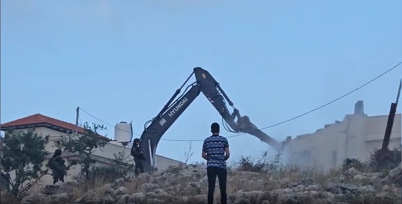سلطات الاحتلال تهدم سورًا في سلوان ومنزلين برام الله وبيت لحم