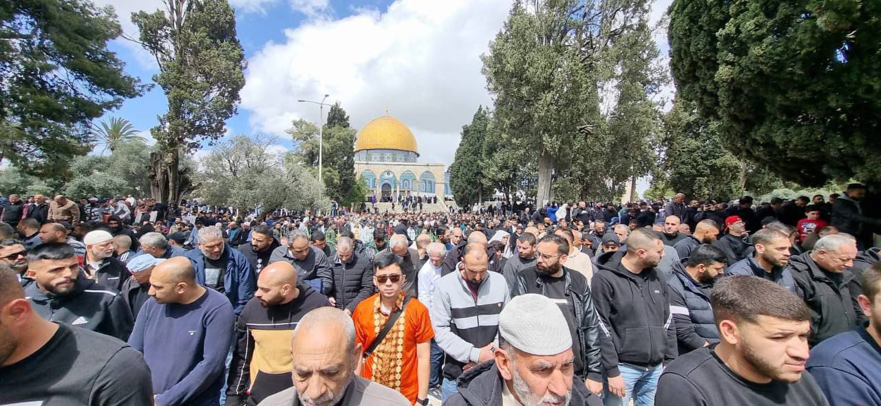 الآلاف يؤدون الجمعة في الأقصى رغم عراقيل الاحتلال