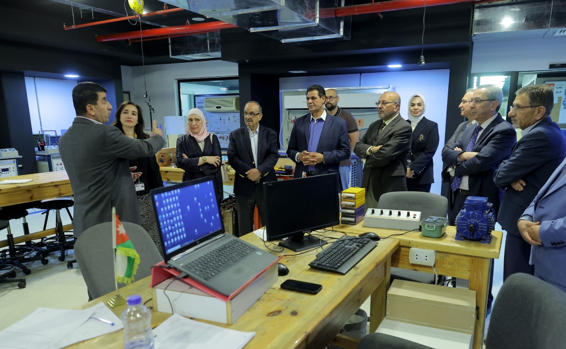 التربية النيابية :  تزور كلية لومينوس ومدرسة أم عبهرة